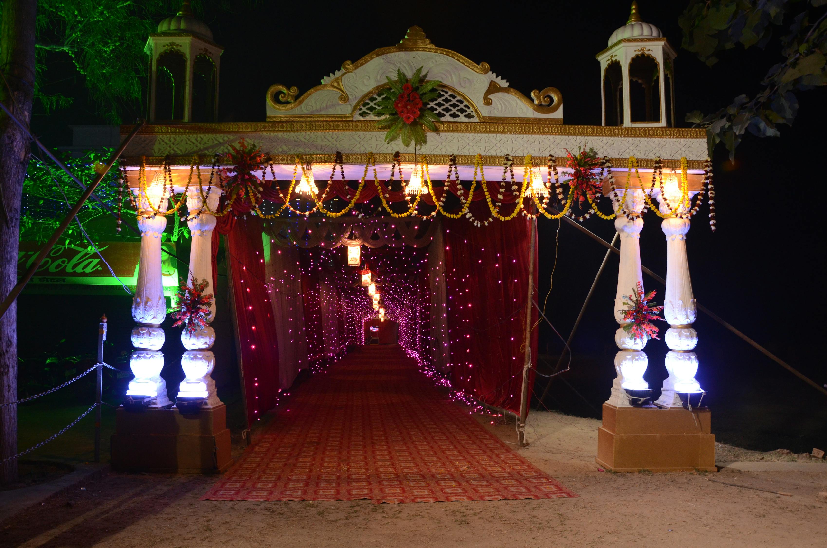 最新伴娘故事，友情、爱情与人生的绚烂交织