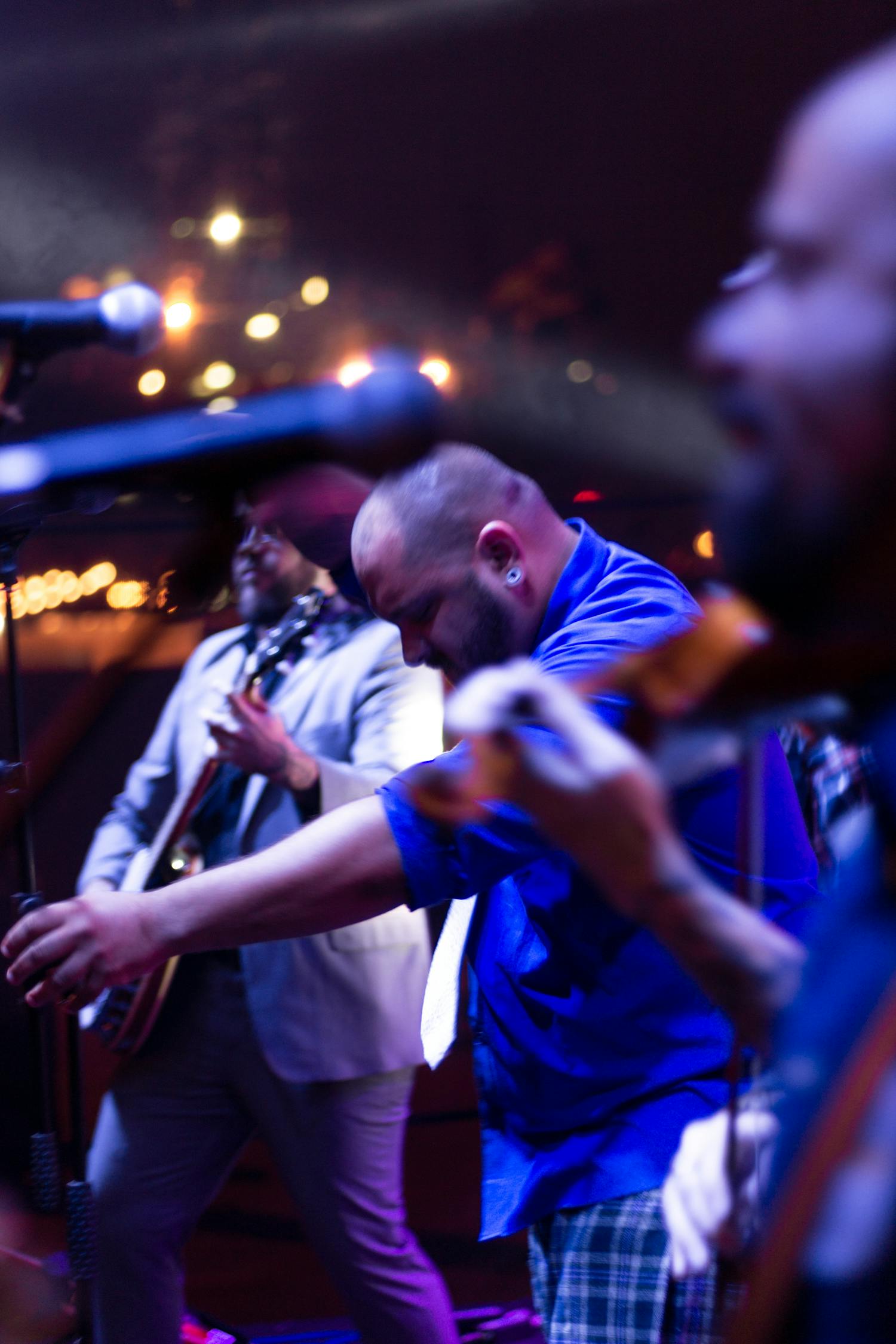 香港璀璨歌坛之星，音乐之光下的男明星风采