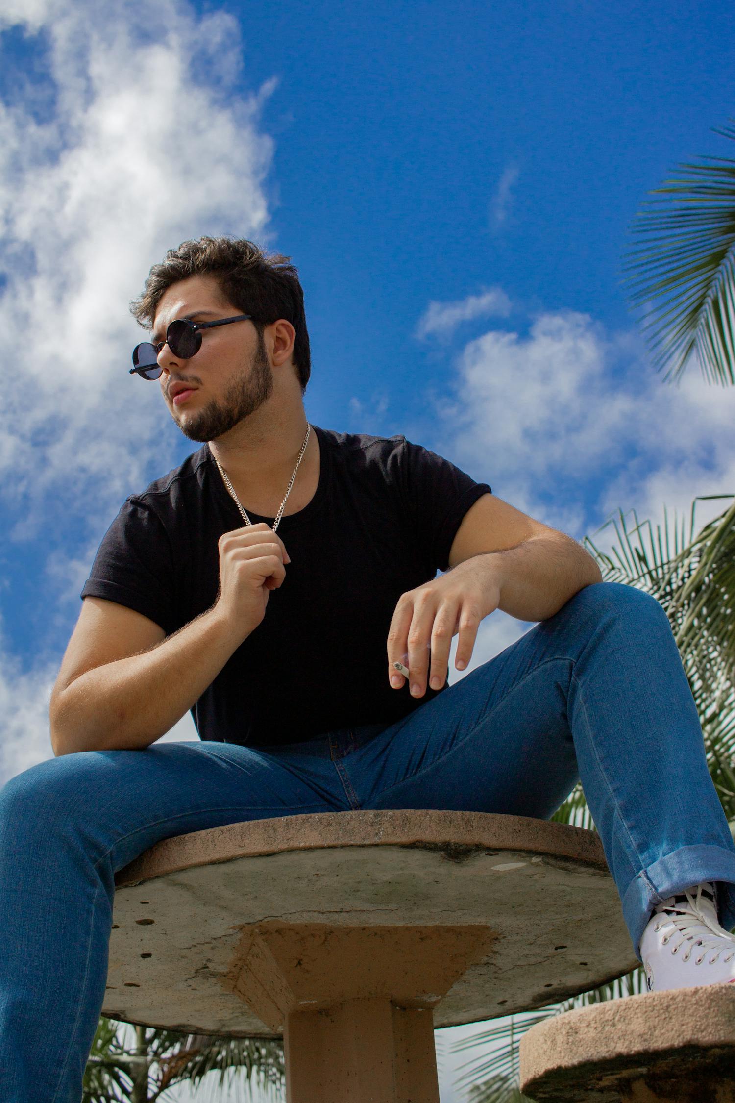 璀璨星光闪耀港影时代，记4月80年代香港男演员风采