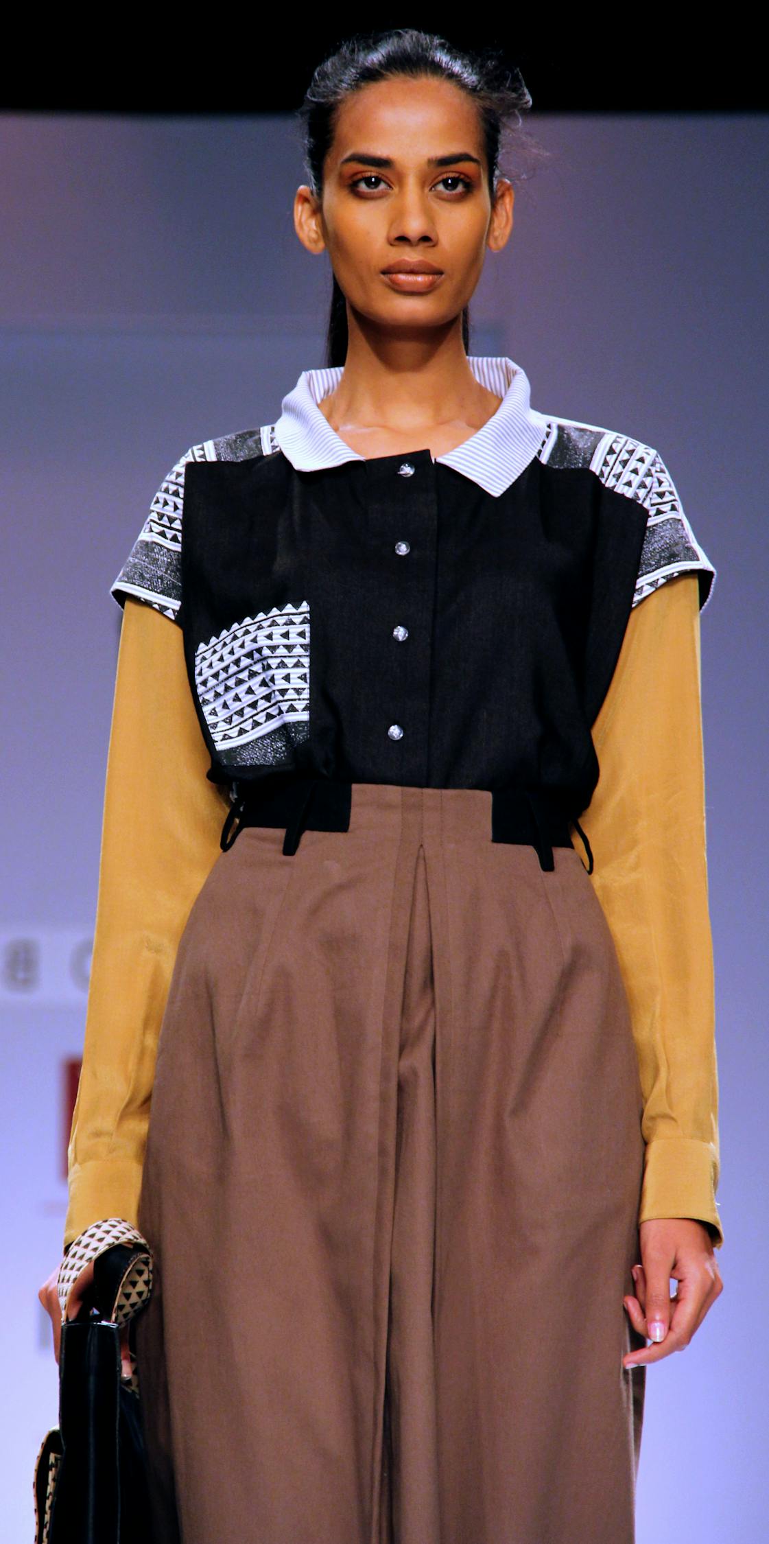 巴宝莉新款披肩斗篷，时尚与经典的完美融合