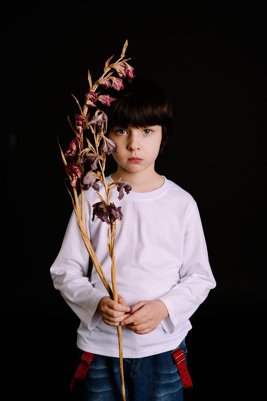 四月舞台新星，年轻男演员在小品中的魅力展现