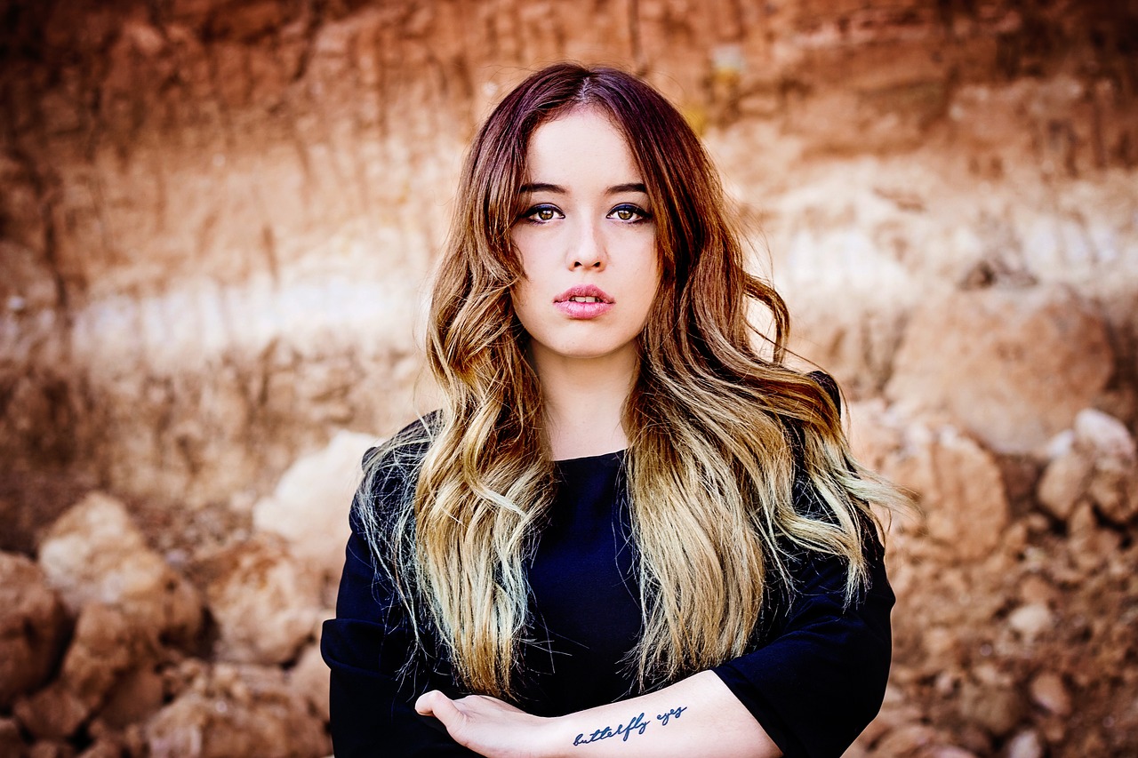 揭秘四月娱乐圈背后的故事，女明星遭遇蹂躏事件曝光