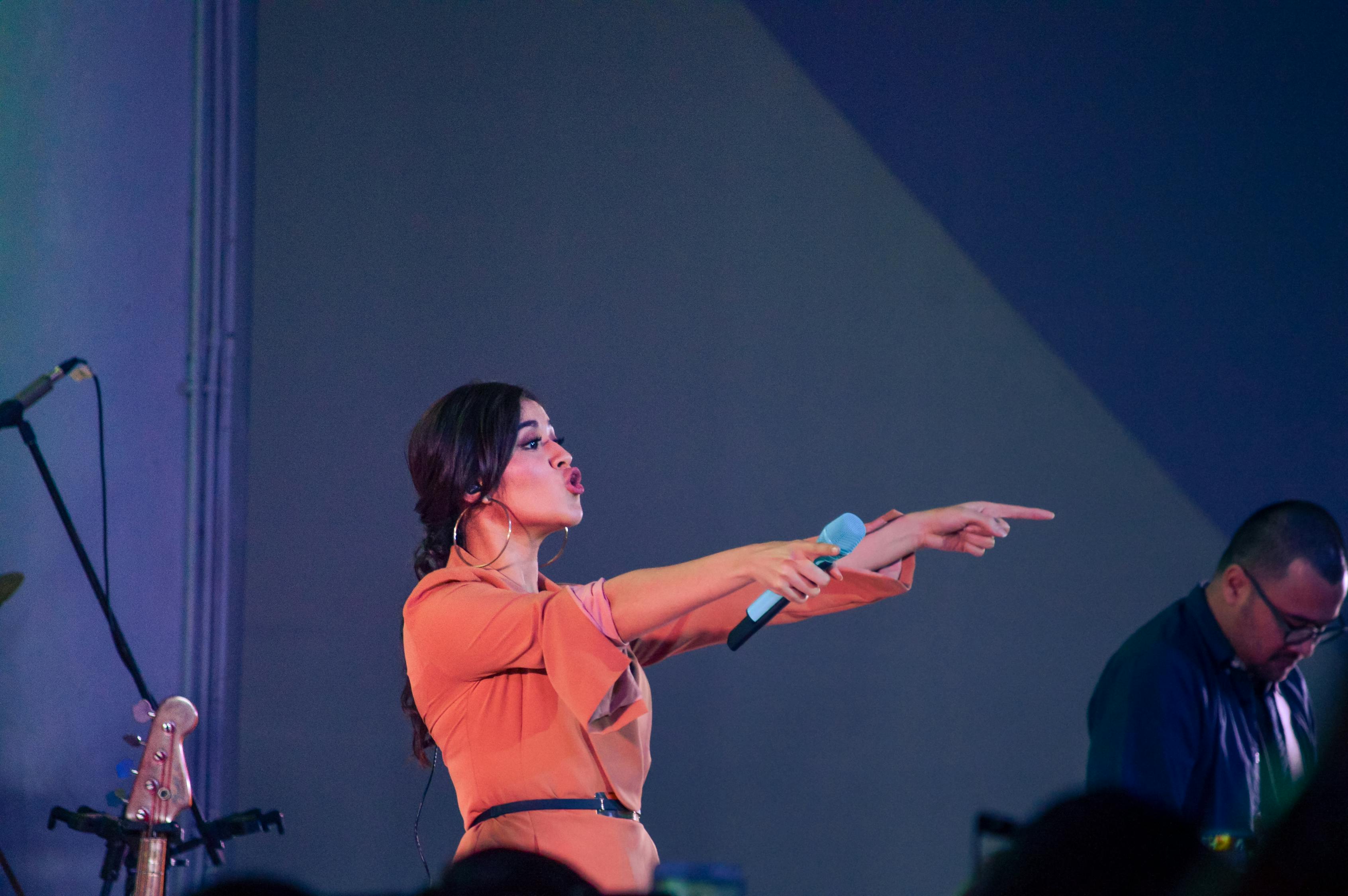 四月恋爱的犀牛演员,舞台上的爱情与人生的交织