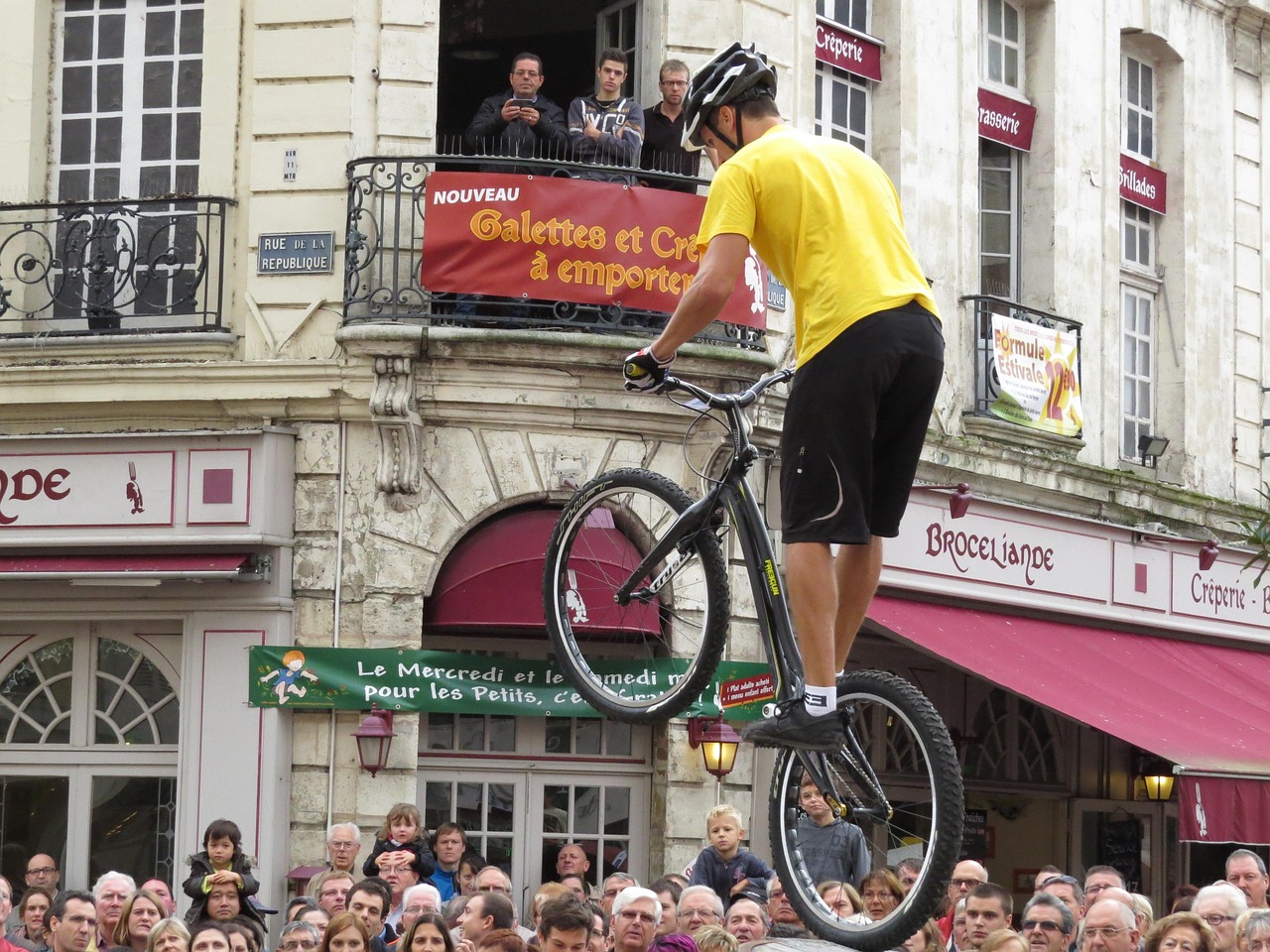 共享单车上市公司四月表现，市场独角兽的崛起与挑战