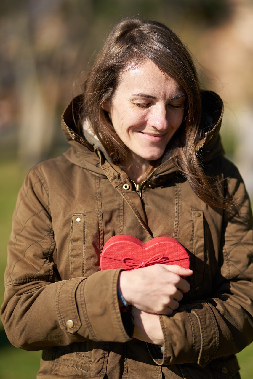 五月风华，闪耀娱乐圈的姓何男演员