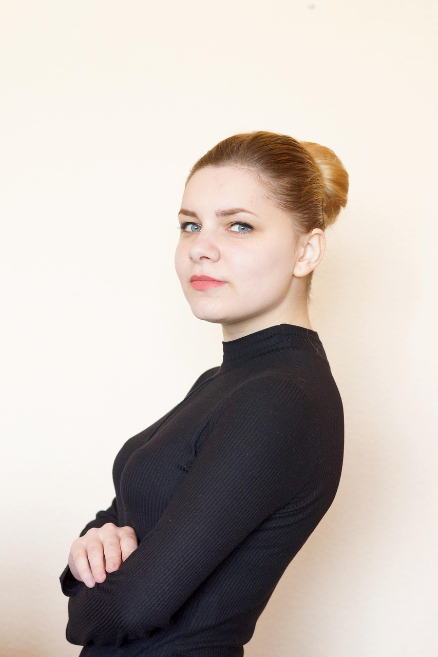 张艺兴五月发型侧视图,潮流风采展现新风尚